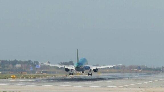 商用飞机在巴塞罗那机场着陆