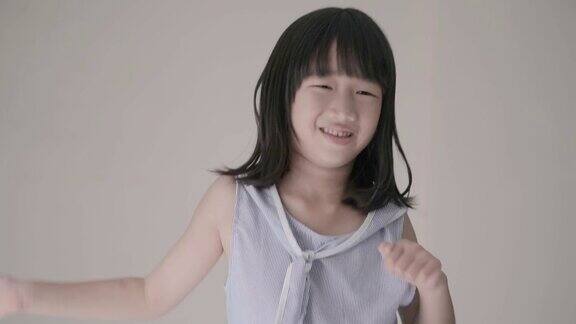 亚洲小女孩兴奋地在床上蹦蹦跳跳慢动作