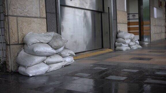 4k带沙袋的墙和门用于台风期间保护和阻止洪水