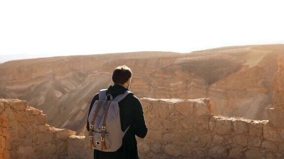 男游客拍摄令人惊叹的山景一个背着背包的年轻人正在拍照自由马察达以色列4k