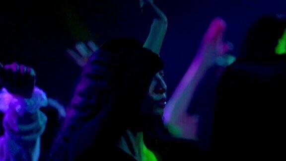 年轻人在派对音乐会俱乐部跳舞聚会享受夜生活音乐表演时欢呼的人群人们在灯光效果的地板上跳舞