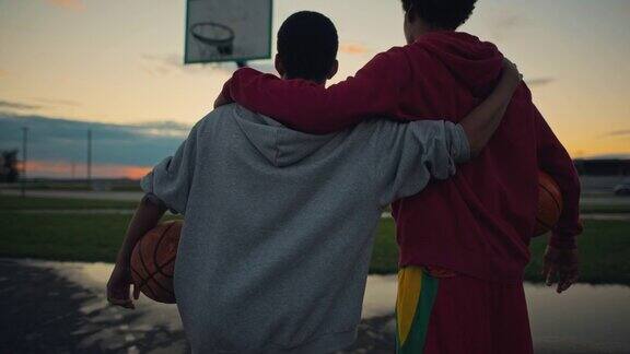 SLOMO篮球运动员互相拥抱