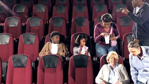 人们进入电影院找座位