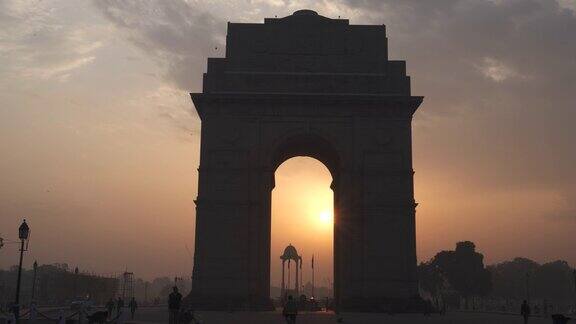 日出时向阳拱内的印度门走去