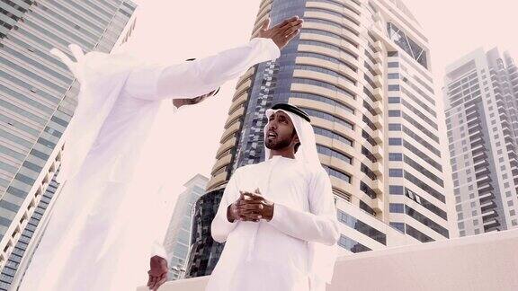 两个阿拉伯商人在街上-股票视频