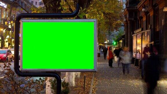4K延时视频在秋天的城市里绿色的大广告牌在行人的背景下模糊了行人