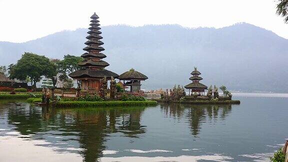 印度尼西亚巴厘岛布拉坦湖上的PuraUlunDanu神庙是巴厘岛上一个主要的水上寺庙