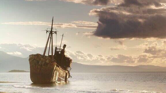 海岸上生锈的破碎船只残骸