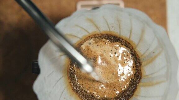 近距离镜头的咖啡师准备过滤咖啡在咖啡馆