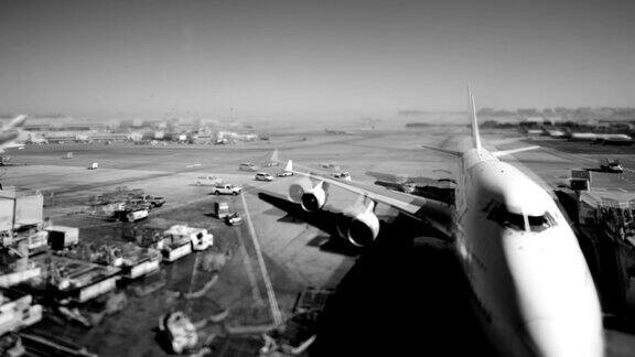 时光流逝机场黑白照片