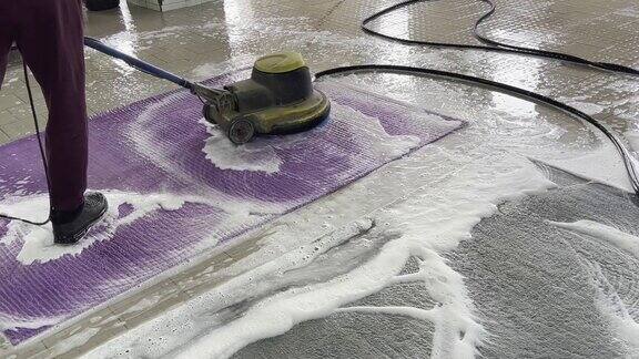 使用一种特殊的吸尘器清洁地毯产生大量的泡沫