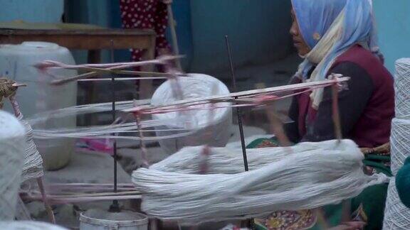 尼泊尔妇女在织毛线