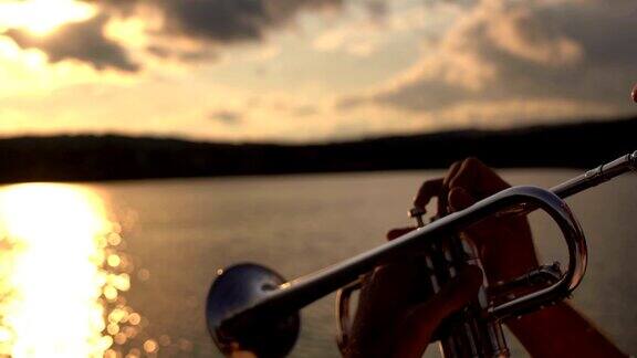 在湖上吹小号的音乐家