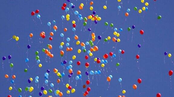 天空中有很多气球