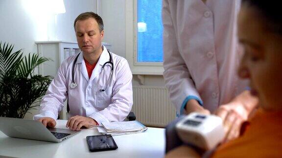 医生使用数字医疗血压计测量血压