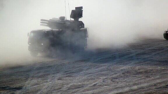 俄罗斯现代化坦克和装备纵队沿着尘土飞扬的道路行进