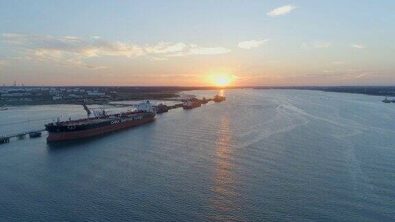 南安普顿码头上的日落船上装载着货物