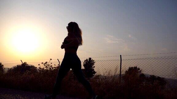 运动女孩在乡间小路慢跑晨跑慢镜头
