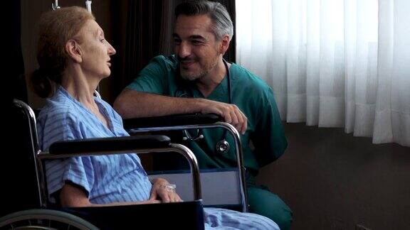 白种男医生照顾坐在轮椅上的老年妇女病人