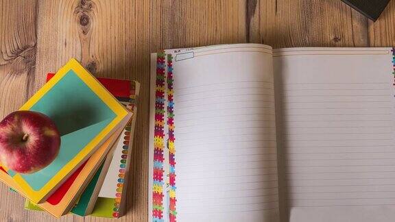 俯视图儿童笔记本与铅笔钢笔眼镜