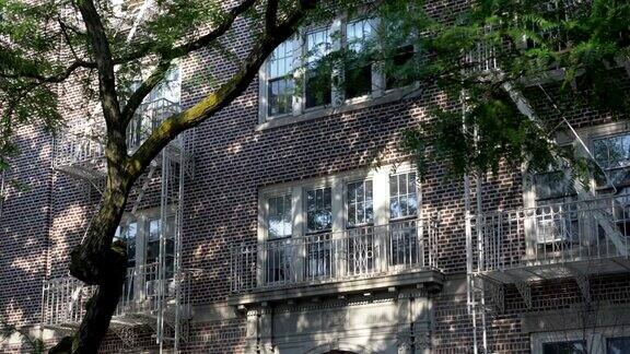 白天拍摄的高档纽约公寓大楼的窗户