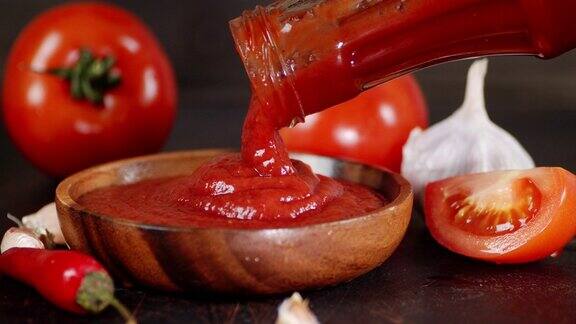 番茄酱从盘子里的玻璃瓶里倒出来