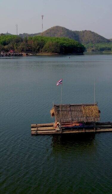 在泰国东北部伊桑地区的怀克拉廷湖男女在竹筏上