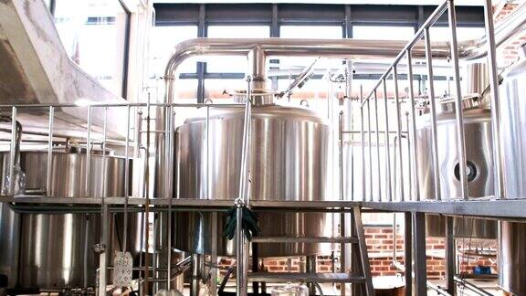 靠近一个钢制容器来制造啤酒
