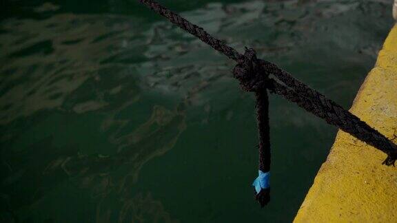 船坞上的绳索