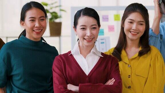 亚洲用户体验开发人员和用户界面设计师双臂交叉自信地微笑在现代办公室的肖像创意数字发展机构女性领导