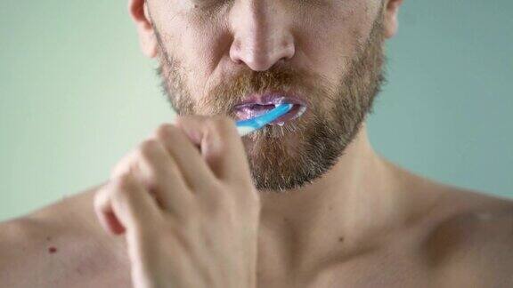 一名蓄着胡须的中年男子仔细地对着镜子刷牙