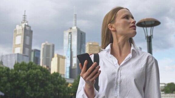 女商人在城市里用手机寻找方向
