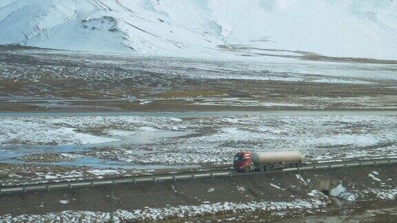 慢镜头:卡车沿着空旷的道路行驶驶过喜马拉雅山脉