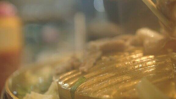 泰式叉烧猪肉配蔬菜汤放在炭锅上