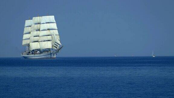 雪白的古老帆船在满帆