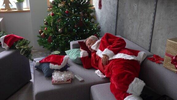 圣诞老人在工作了一天后睡在沙发上