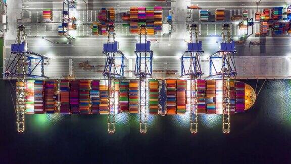 集装箱船夜间在港口装货鸟瞰图集装箱船