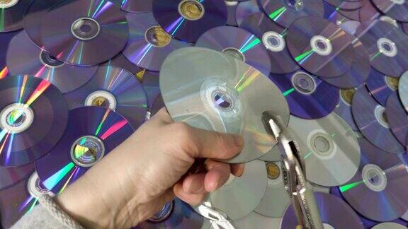 女人尝试打破CD或DVD光盘