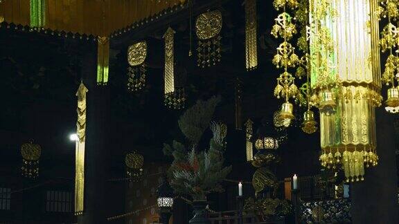 内部装饰有日本寺庙和三个和尚