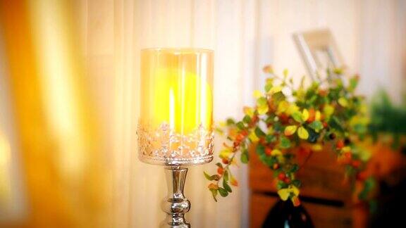 婚礼装饰:桌上有花束和蜡烛