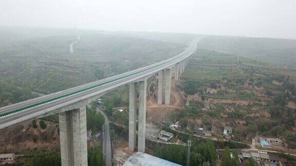 在中国西部的陕西省新建的高速公路上几乎没有汽车