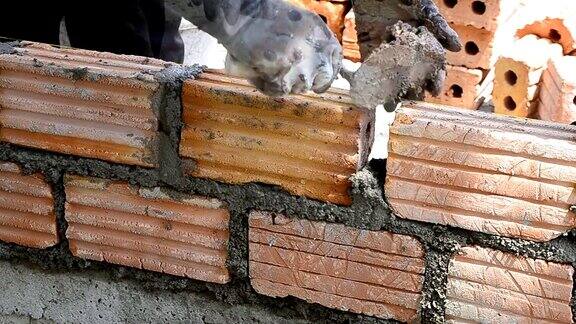 工人在建筑工地砌砖