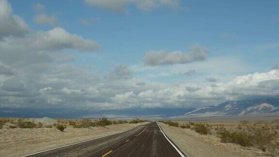 在美国加州开车前往死亡谷在美国搭便车旅行公路、山区干旱沙漠、气候干旱荒野乘客POV从汽车内华达之旅