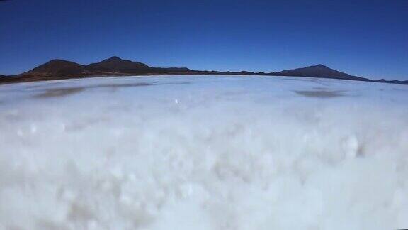 玻利维亚乌尤尼盐滩的盐晶体水下视图