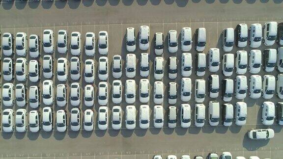 空中自顶向下:工业港停车场等待销售的新车
