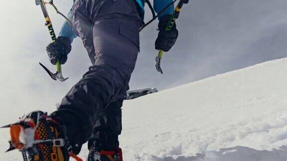 登山者用冰斧攀登雪山