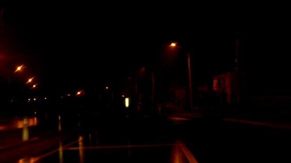 雨夜驾驶黄色公路灯