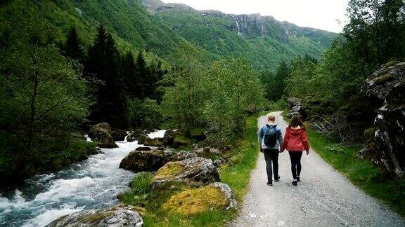 一对情侣在挪威乡间散步