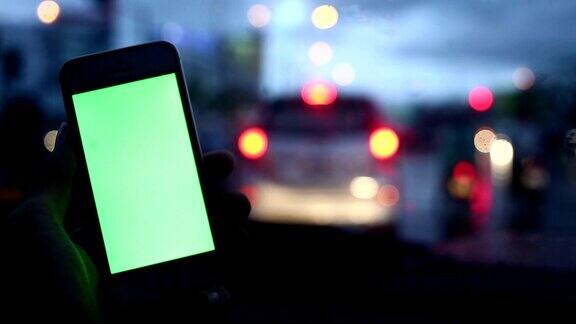 绿色屏幕在车上用智能手机的人