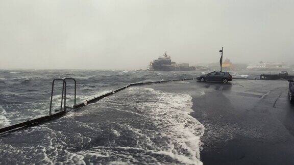 卑尔根港有暴风雨天气狂风大作海面波涛汹涌